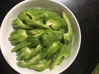 10、蒜蓉排骨蒸苦瓜,静置过后的苦瓜会有水分析出，倒掉多余水分，码在干净的容器里