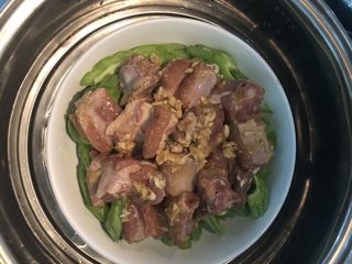 12、蒜蓉排骨蒸苦瓜,锅内烧热水，放入排骨，大火蒸20分钟