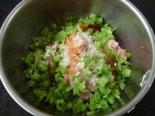 5、苦瓜饺子,五花肉碎用调味料腌好
