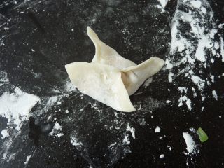 7、苦瓜饺子,再把四个角捏紧,修整成四角形(把肉馅放多点饺子的角才会挺立不塌的)