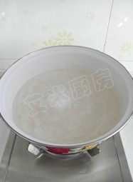 2、荠菜猪肉馄饨,锅里加水大火烧开