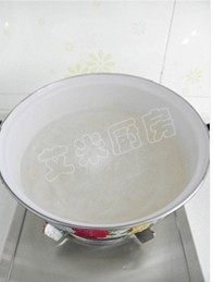 19、荠菜猪肉馄饨,锅里加清水，大火烧开