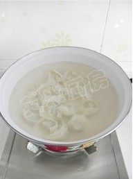 21、荠菜猪肉馄饨,水烧开后，将馄饨放入锅里，用漏勺轻轻的顺着一个方向搅动锅里的水，避免锅里的馄饨粘连