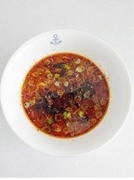 22、荠菜猪肉馄饨,待锅里的水再次烧开后，用汤勺盛适量的开水倒入大碗，将碗里的辣椒油、紫菜、葱花和虾皮拌匀，馄饨汤底就调好了