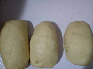 4、toast吐司,发酵完排气,分割成200克一个的面团