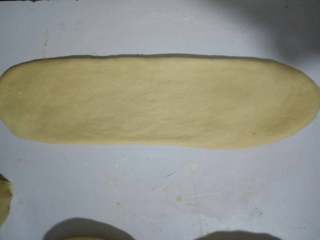 5、toast吐司,擀成长条 用力均匀 把气泡擀掉