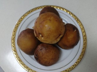 1、香菇肉末豆腐,5朵香菇剪去根部洗净。