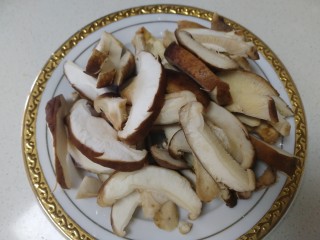 2、香菇肉末豆腐,切片。