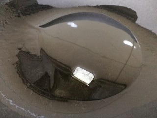 6、香菇肉末豆腐,热锅倒入适量油，倒入冰糖，小火熬制冰糖融化成焦糖色。