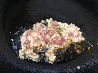 7、香菇肉末豆腐,放入肉糜。