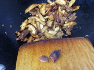 12、香菇肉末豆腐,放入八角。