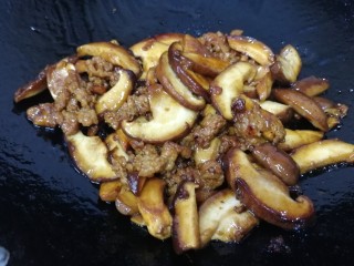 13、香菇肉末豆腐,小火炒一分钟。