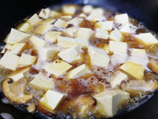 16、香菇肉末豆腐,大火烧开。