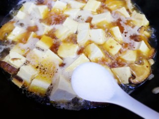 17、香菇肉末豆腐,放入一小勺盐。