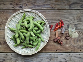 1、香辣毛豆,准备食材。毛豆选择饱满一些的，色泽新鲜一点的。调料就是家里常用的几样就可以。