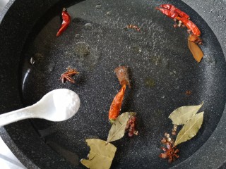 5、香辣毛豆,再加适量盐搅匀。在水里加入盐和食用油可以让毛豆煮出来是绿绿的很有食欲的色泽，这个小妙招使用以后煮毛豆就不会变黄了哦！