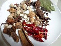 2、传说中的夫妻“肺”片,准备好卤料：八角、山奈、桂皮、香叶、干辣椒段 、花椒、草果、茴香等