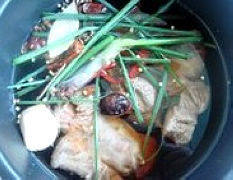 6、传说中的夫妻“肺”片,将卤熟的牛肉捞出切片。