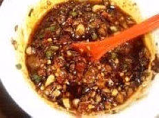 11、传说中的夫妻“肺”片,取个大盆，把调好的佐料倒入盆子里，把炒好的辣椒油淋上，舀一勺卤牛杂的卤料汤拌入即可。吃的时候淋在切片的牛杂上，撒上葱花就可以吃了。