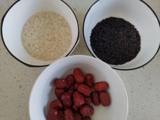 2、红枣黑米粥,准备食材备用