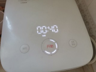 8、红枣黑米粥,按快煮模式，先大火烧开转中火炖一小时，炖至粥粘稠即可