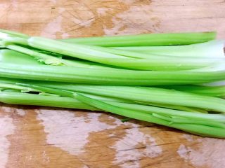 1、蒜蓉西芹炒虾仁,西芹摘除叶子和根茎洗净沥干水备用