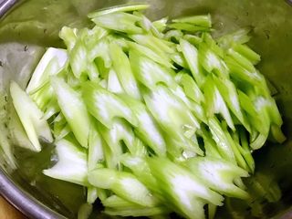 2、蒜蓉西芹炒虾仁,西芹片成薄片