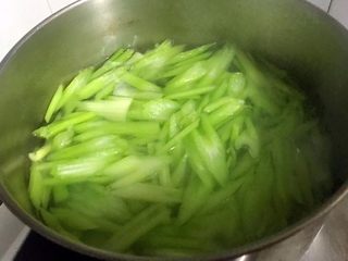 3、蒜蓉西芹炒虾仁,锅中烧开水将西芹焯水时间不要过长影响口感以及营养流失严重