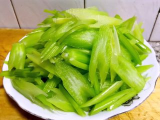 4、蒜蓉西芹炒虾仁,焯好水的西芹立即放入冷水中过凉后沥干水份备用