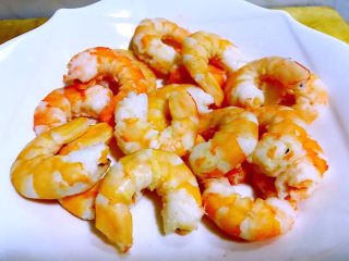 5、蒜蓉西芹炒虾仁,鲜虾盐水煮熟去头和皮保留完整虾仁肉肉