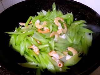 8、蒜蓉西芹炒虾仁,放入虾仁肉肉同时放入盐翻炒入味