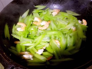 9、蒜蓉西芹炒虾仁,最后放入味精提鲜即可出锅享用