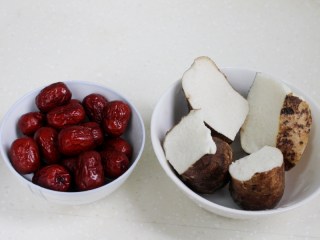 1、枣泥山药糕,红枣清洗干净，山药洗去外皮泥土，切成小块。然后将红枣和山药上笼蒸熟透。