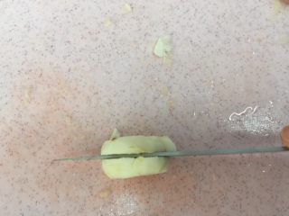 5、冬瓜马蹄爽,马蹄竖起中间切半