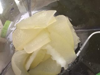 7、冬瓜马蹄爽,冬瓜蒸好，倒入搅拌机里