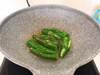 12、超级下饭菜  油焖尖椒,煎至小辣椒两面面色即可