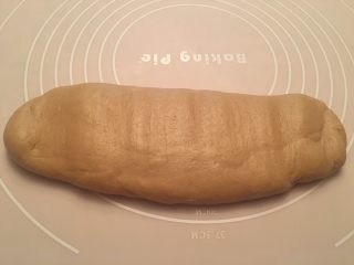 3、红糖核桃红枣软欧--无比美味,如果觉得膜不是很光滑，可以揉成长条，用擀面杖敲打一会