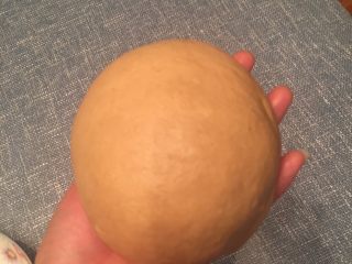 4、红糖核桃红枣软欧--无比美味,揉成光滑的面团盖保鲜膜放冰箱冷藏12-48小时发酵