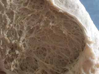 5、红糖核桃红枣软欧--无比美味,发酵好的面团组织成蜂窝状