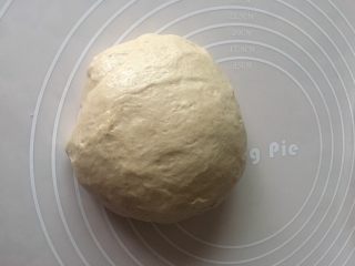 6、红糖核桃红枣软欧--无比美味,取出排气，承重，分成两份