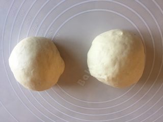 7、红糖核桃红枣软欧--无比美味,两个面团分别滚圆，盖保鲜膜松弛15分钟