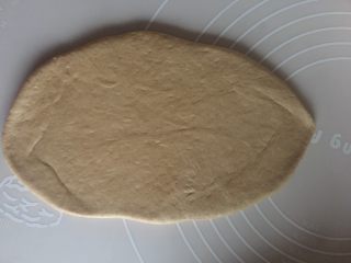 8、红糖核桃红枣软欧--无比美味,松弛好的面团用手压扁，擀成如图的椭圆状