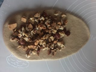 9、红糖核桃红枣软欧--无比美味,撒上烤好去皮的核桃仁和切好的红枣