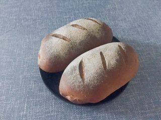 12、红糖核桃红枣软欧--无比美味,预热烤箱220度烤8分钟，转160度烤15分钟出炉