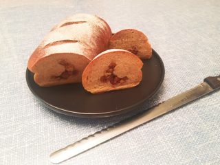 13、红糖核桃红枣软欧--无比美味,放凉后切片装盘即可