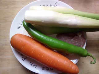 1、水中参炒三丝,准备好食材:茭白，胡萝卜，瘦肉，青椒