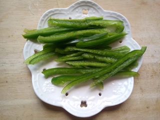 3、水中参炒三丝,青椒切丝