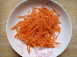 4、水中参炒三丝,胡萝卜也切丝