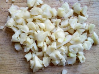 5、水中参炒三丝,蒜去皮切成蒜末