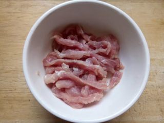 6、水中参炒三丝,瘦肉100克左右也切丝